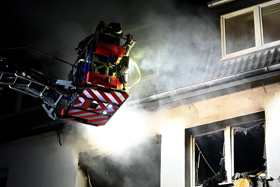 Durch den Druck einer mutmaßlichen Verpuffung gingen die Fensterscheiben der Brandwohnung zu Bruch.
