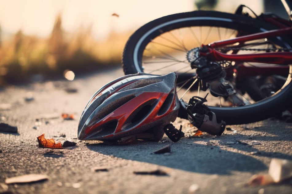 Radfahrer stürzt Böschung hinunter und stirbt nach Baum-Kollision