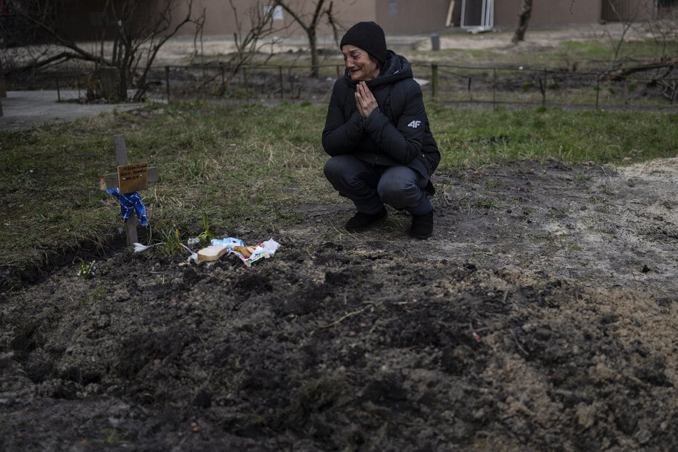 Die 57-jährige Tanya Nedashkivs'ka trauert um ihren Mann an der Stelle, an der er begraben wurde. Angesichts der schockierenden Gräueltaten in der ukrainischen Stadt Butscha bereitet der Westen schärfere Sanktionen gegen Russland vor.