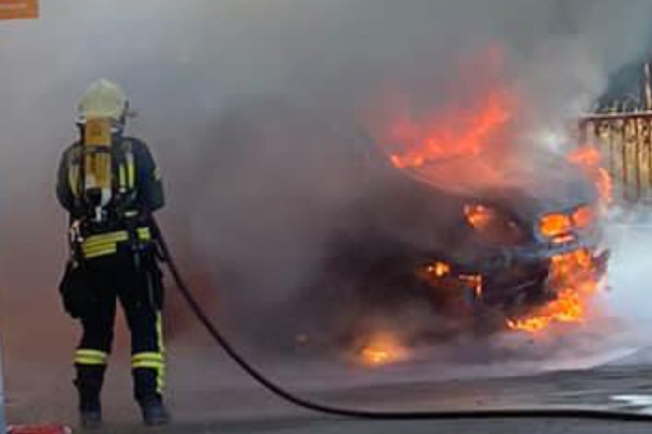 Feuerwehreinsatz im Erzgebirge: Transporter und zwei Oldtimer stehen in Flammen