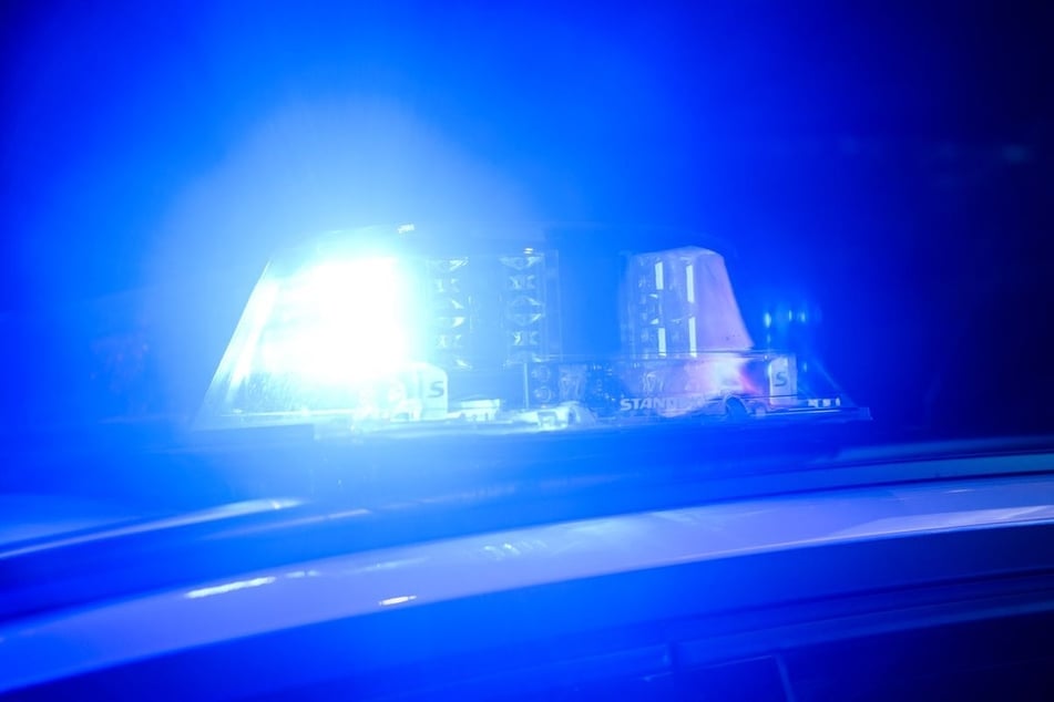 Berlin: Brutaler Raubversuch: Zwei Männer schlagen auf junge Frau ein