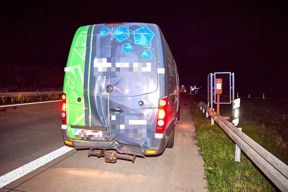 Die Rückseite des VW Crafter wurde ebenfalls beschädigt.
