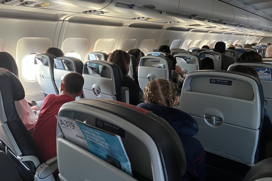 Auf einem American-Airlines-Flug hat eine Frau sich auf das Gepäck einer Mitreisenden übergeben. (Symbolbild)