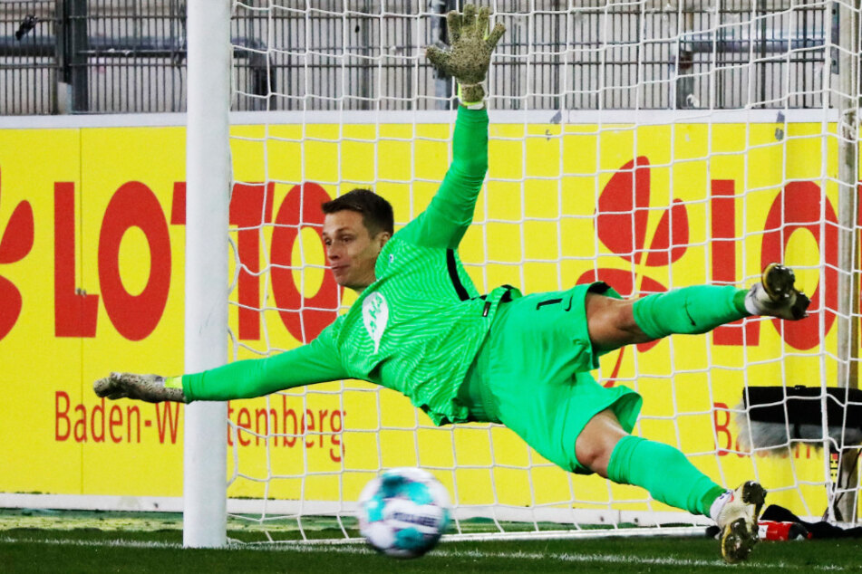 Nicht zu halten für Alexander Schwolow. Nils Petersen verwandelt den Elfmeter zum 4:1.