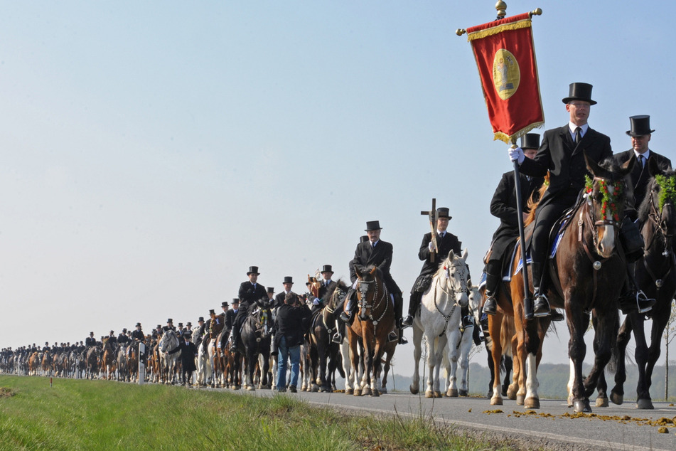 Tradition seit Jahrhunderten: Osterreiter verkünden in der Lausitz die Frohe Botschaft der Auferstehung Christi. 2020 fielen die Prozessionen aus.