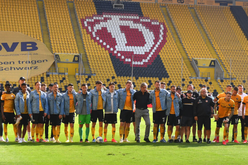 Ralf Minge (schwarzes Hemd) bekommt einen gebührenden Abschied am letzten Spieltag. Viele der Dynamo-Profis tragen ihm zu Ehren Jeansjacken. Sportlicher Wermutstropfen: Die SGD verabschiedet sich mit einem 2:2 in Osnabrück aus der 2. Bundesliga.