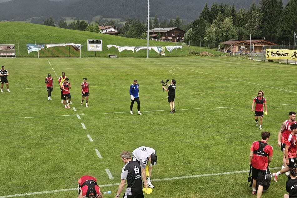 Zügig verlässt das Team den Trainingsplatz.
