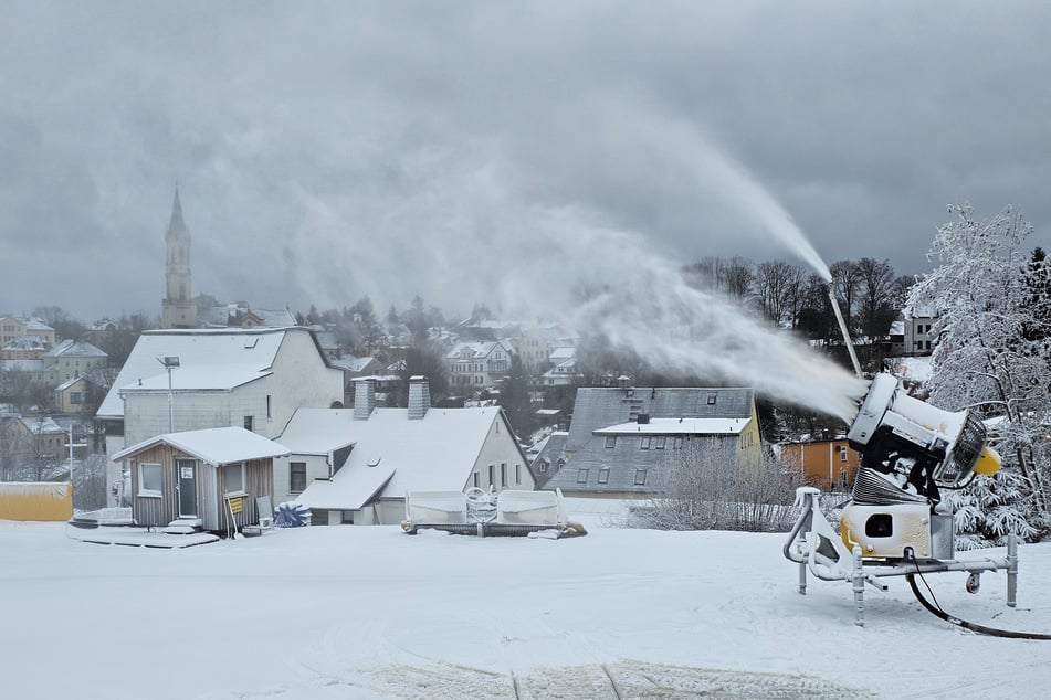 Die Vorbereitungen auf die Skisaison laufen. Die Schneekanonen in Eibenstock laufen bereits.