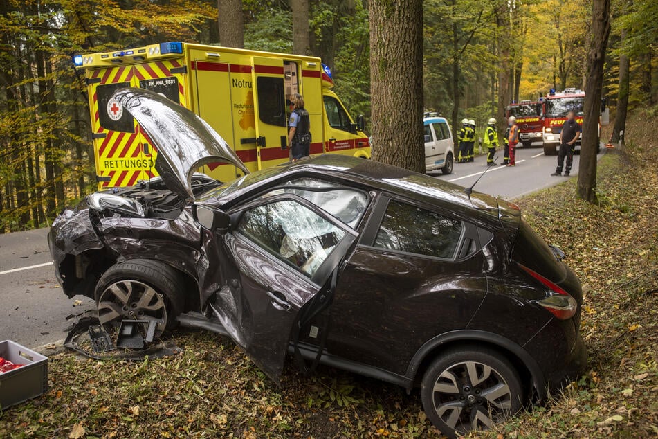 Bei einem Unfall auf der S221 bei Großrückerswalde krachten am Donnerstag ein Nissan und ein VW frontal zusammen.