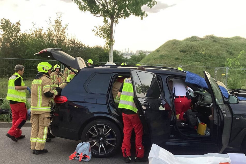 Der eingeklemmte Fahrer musste von den Einsatzkräften aus seinem Fahrzeug befreit werden.