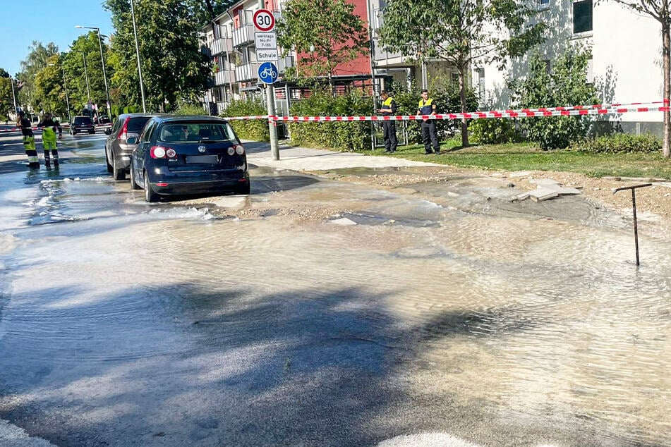 München: Überschwemmung: Feuerwehr muss Straße für den Verkehr sperren!