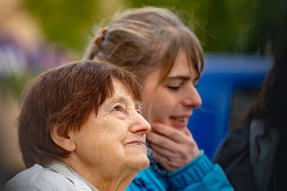 "Die Traditionen oder die Küche müssen einfach erhalten bleiben. Bei uns ist das auch ganz tief drin", betont Margot Bergmann (85) gegenüber den Schülern im Zeitzeugengespräch. Auch Tochter Judith (48) ist dabei.