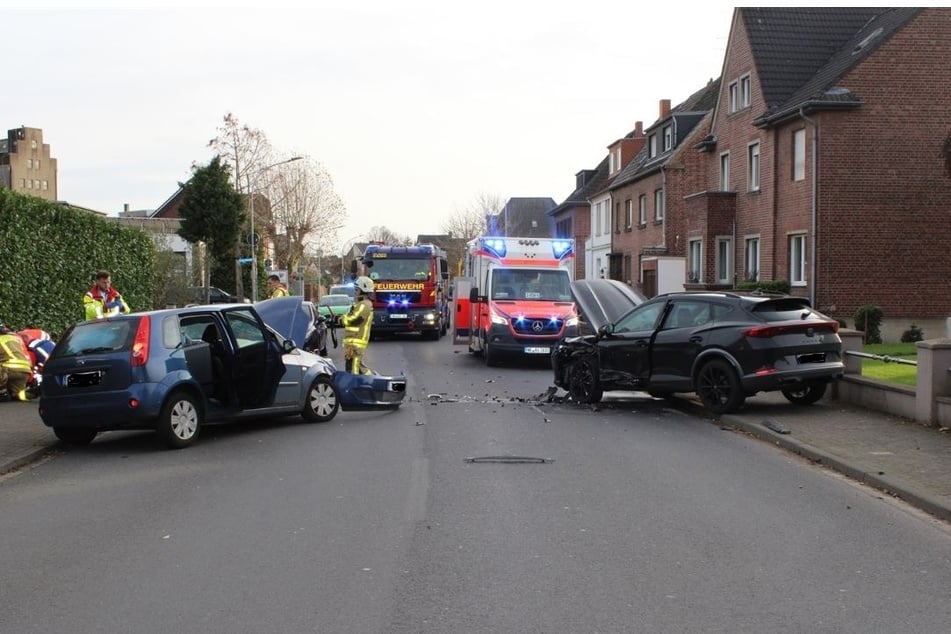 Beide Autofahrer wurden bei dem Zusammenstoß am Sonntag in Grevenbroich verletzt.