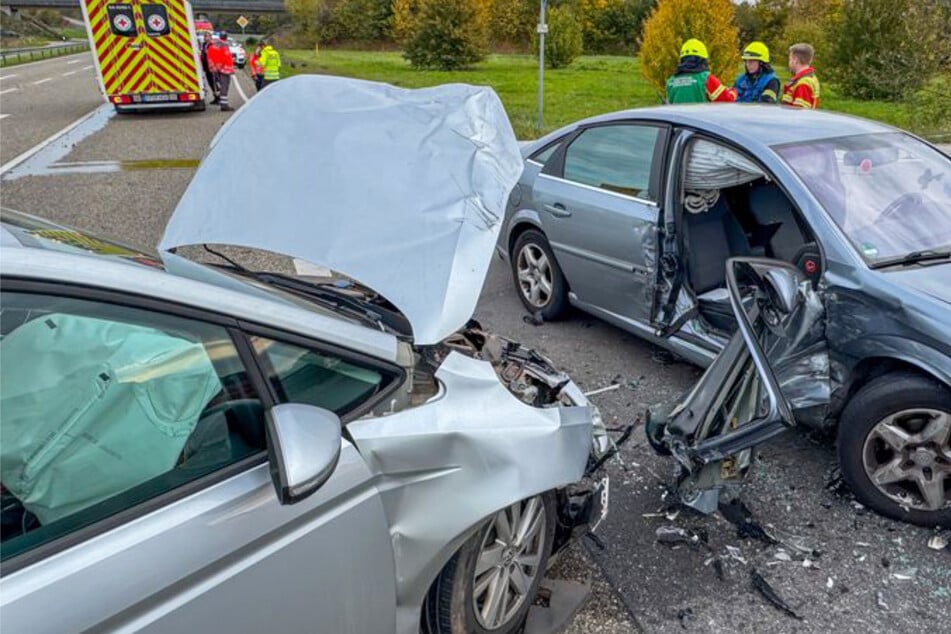 Schwerer Crash: Drei Menschen verletzt, darunter Kleinkind
