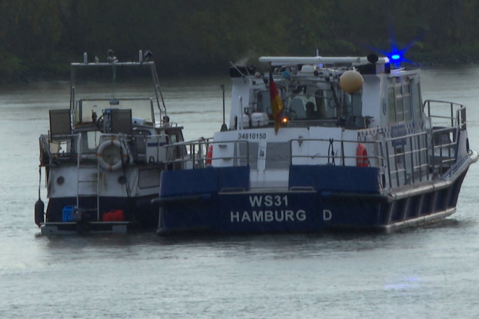Ein Polizeiboot nahm das defekte Boot längsseits und brachte es zu einem Anleger.