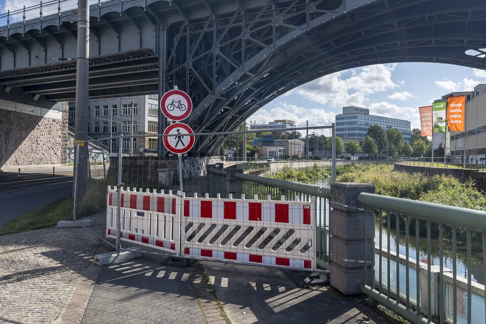 Unvermitteltes Ende direkt am Viadukt auf der Annaberger Straße: Erst vor der Absperrung erfahren Fußgänger, dass es hier nicht weitergeht.