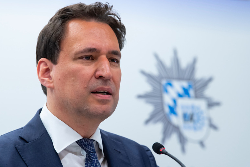 Georg Eisenreich (CSU), Justizminister von Bayern, nimmt im bayerischen Landeskriminalamt an einer Pressekonferenz teil.