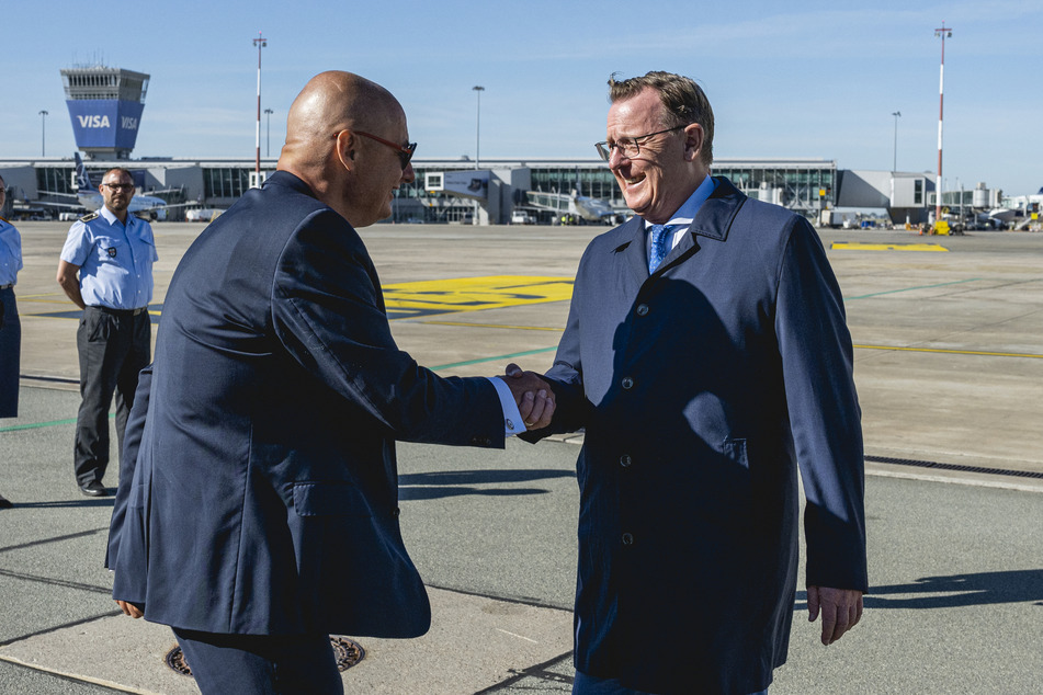 Zum Auftakt seiner dreitägigen Polenreise wurde Thüringens Ministerpräsident Bodo Ramelow (66, Linke) von Vizesenatsmarschall Michal Kamiński (50) am Flughafen empfangen.