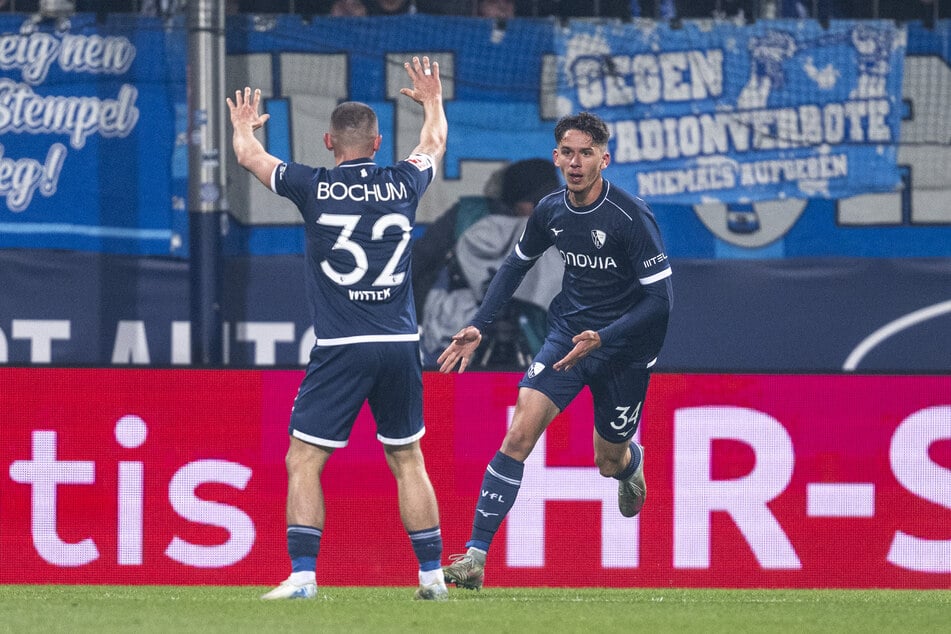 Bochums Cajetan Lenz (19, r.) trifft zum Anschluss.
