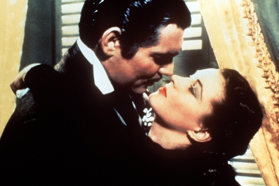 Tief in die Augen sehen sich Scarlett O'Hara (Vivien Leigh) und Rhett Butler (Clark Gable) in dem Film "Vom Winde verweht" aus dem Jahre 1939.