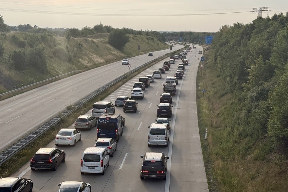 Mittlerweile konnte eine Fahrspur in Richtung Dresden freigegeben werden.