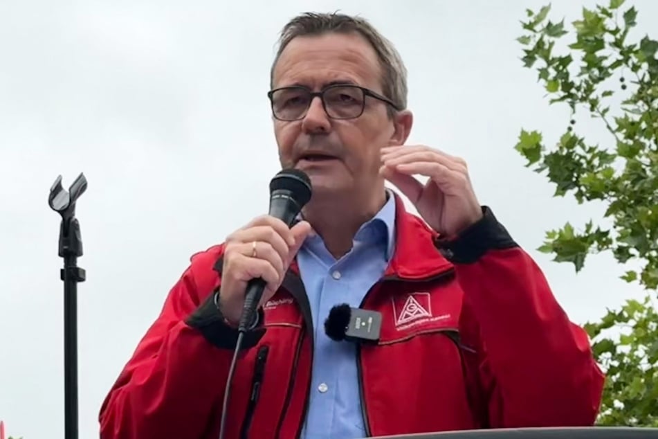 Der Betriebsratsvorsitzende Carsten Büchling hat sich am Donnerstag vor dem Tor des VW-Werks in Baunatal klar geäußert.