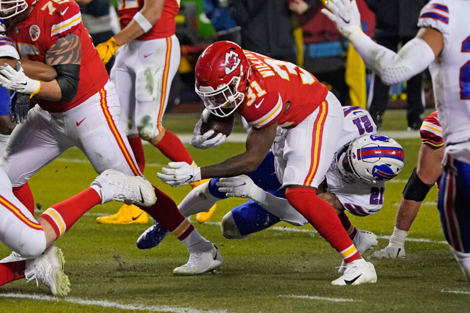 Chiefs-Star Darrel Williams (M.) kämpft um den nötigen Raumgewinn.