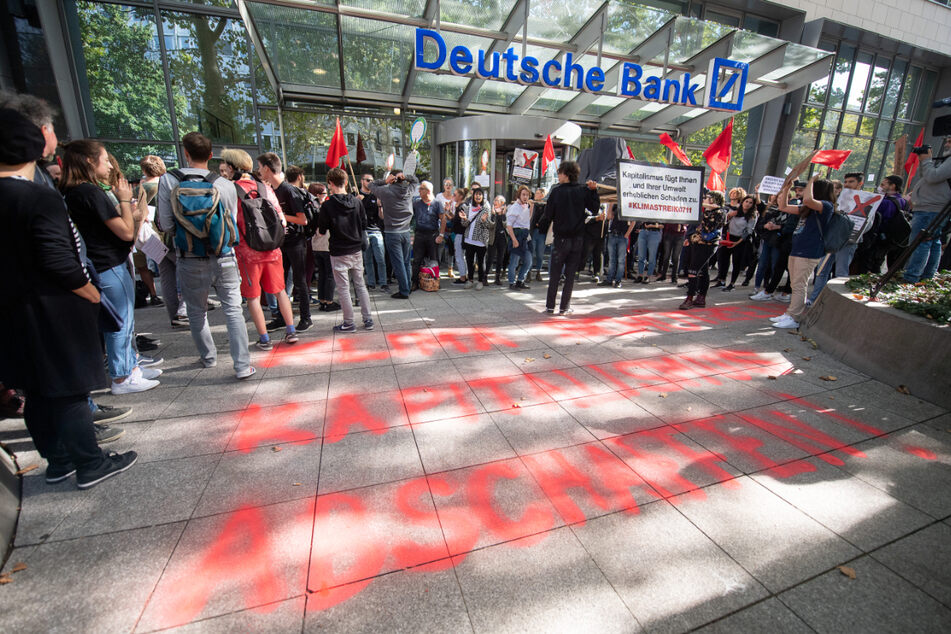 Bringen sich politisch ein: Junge Menschen demonstrieren in Stuttgart vor einer Filiale der Deutschen Bank nach einem Aufruf von "Fridays for Future". (Archiv)