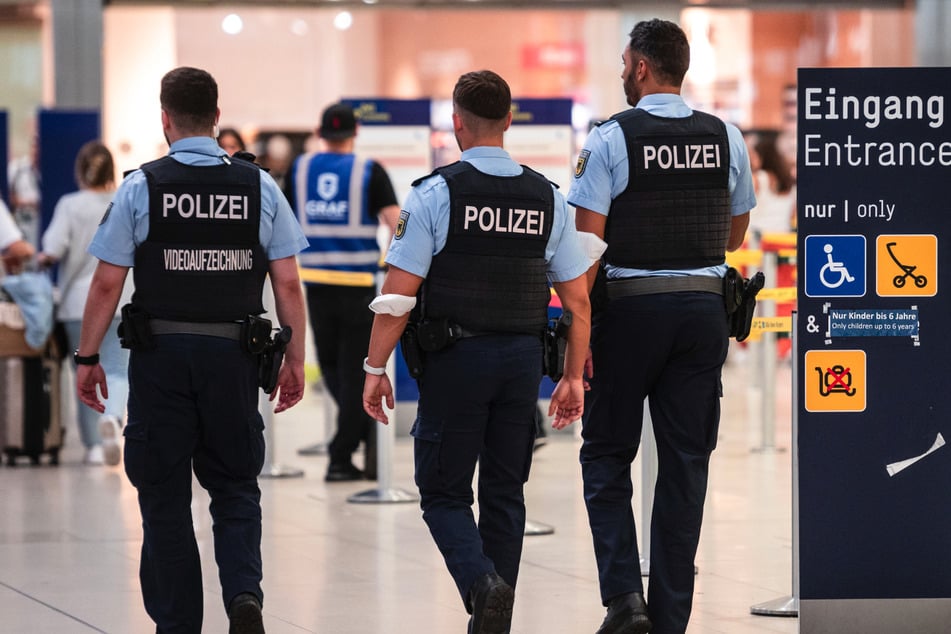 Köln: Weil er sich an der falschen Schlange angestellt hat: Polizei nimmt Mann am Flughafen fest