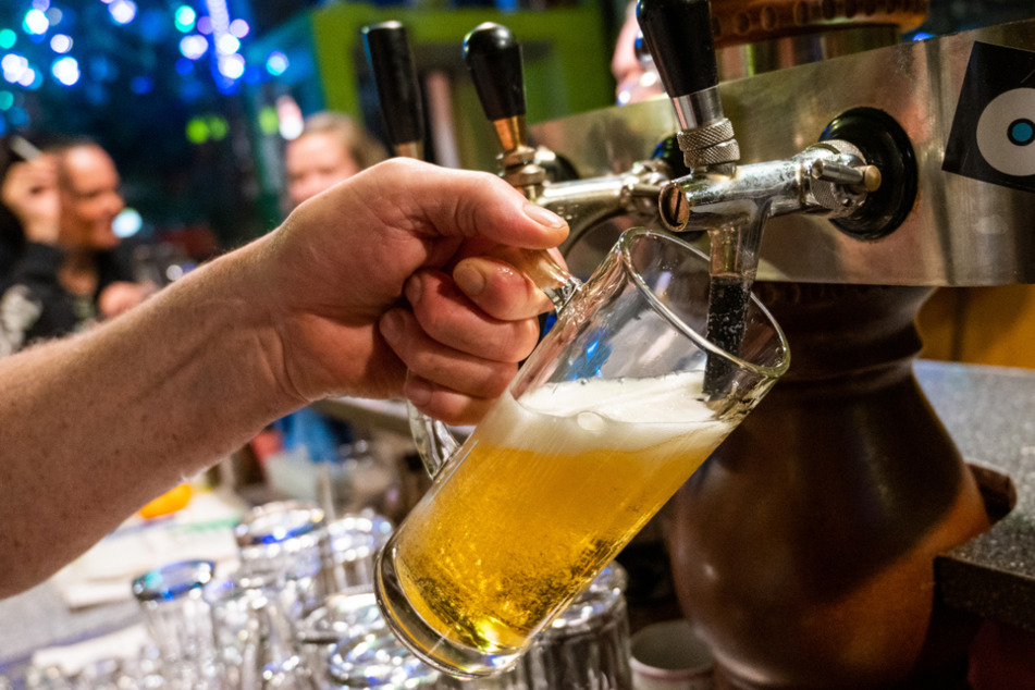 In einer Gaststätte wird ein Bier gezapft. Die Thüringer Industrie- und Handelskammern (IHK) fordert die Öffnung von Gaststätten und Hotels.