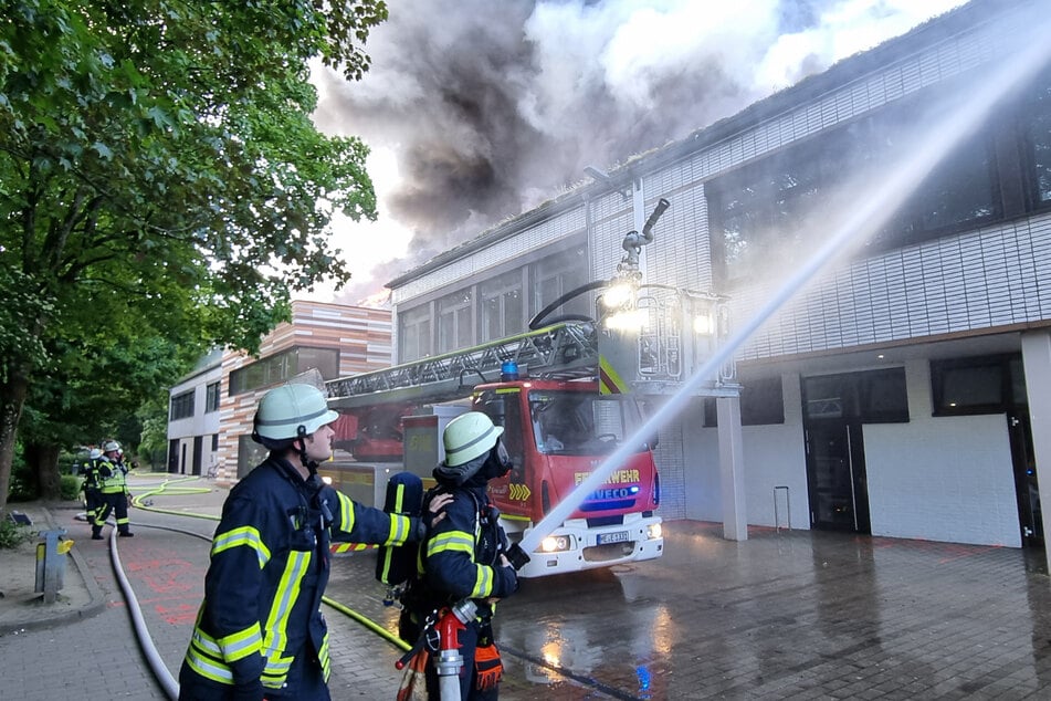 Die Erkrather Feuerwehr wurde am Abend durch weitere Wachen in der Umgebung unterstützt.