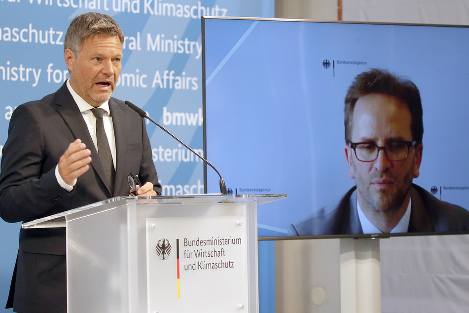 Wirtschaftsminister Robert Habeck (52, Grüne, l.) und der Präsident der Bundesnetzagentur, Klaus Müller (51), sorgen sich um die Energiesicherheit Deutschlands.