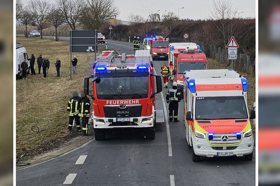 Nach TAG24-Informationen lag bei Eintreffen der Dingelstädter Feuerwehr ein Fahrzeug auf der Seite. Die beiden Insassen waren eingeschlossen und mussten durch die Feuerwehr aus dem Fahrzeug befreit werden.