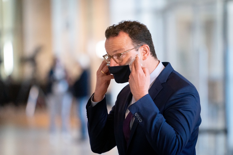 Jens Spahn (CDU), Bundesminister für Gesundheit, verlässt nach einem Pressestatement die 177. Sitzung des Bundestags mit einem Mund-Nasen-Schutz.