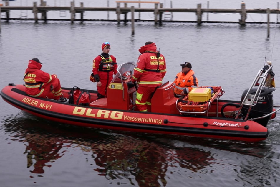Die DLRG ist mit mehreren Schlauchbooten vor Ort, um bei Zwischenfällen schnell eingreifen zu können.
