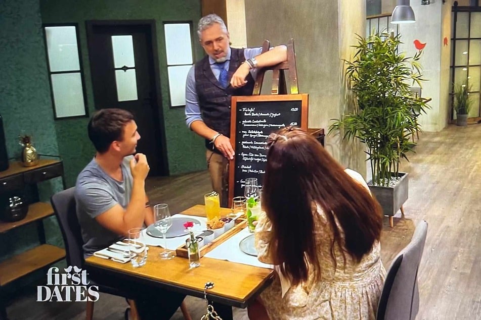 Selbst Roland Trettl (54) kann sich ein Schmunzeln nicht verkneifen, als Inga (23) und Jannes (23) ihre Essenswahl per Schnick, Schnack, Schnuck regeln.