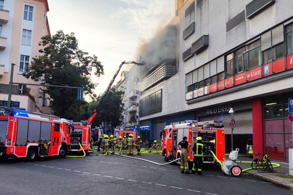 Ein brennendes Auto führte zu einem Flächenbrand in dem Parkhaus.