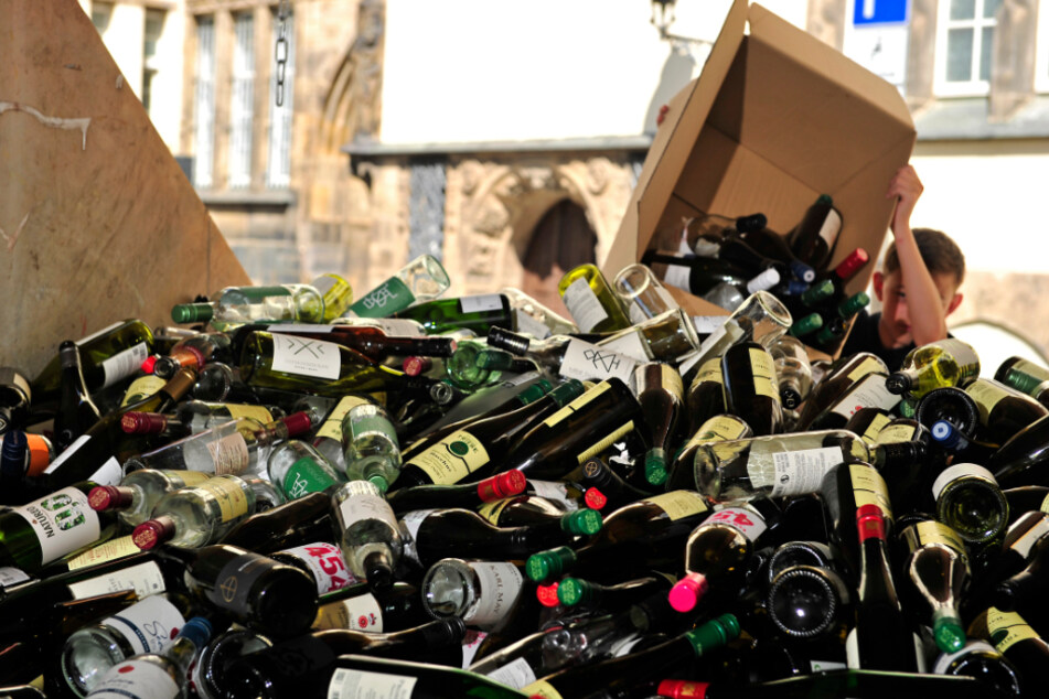 "Wer zählt die Becher, wer die Reben." So viel ist klar: Weinflaschen wurde containerweise leergetrunken.