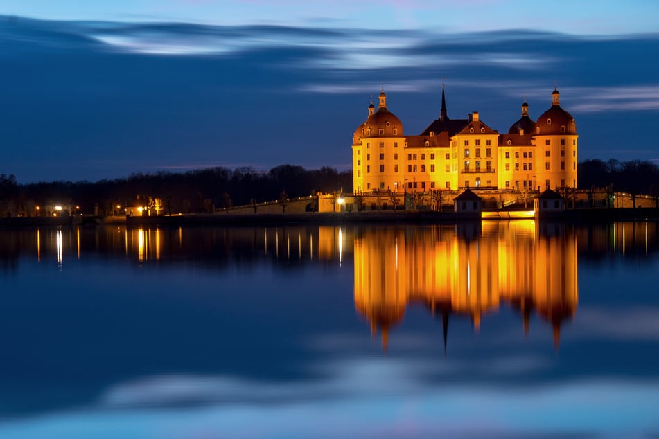 Schloss und Schlossteich Moritzburg in abendlichem Schein.