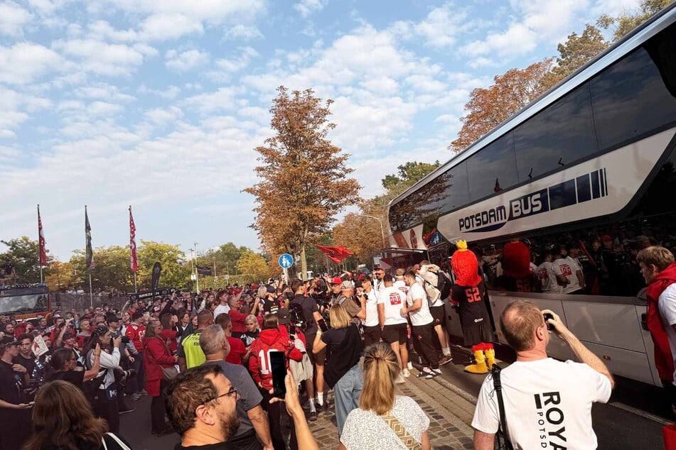 Kurz nach 15 Uhr kam der Mannschaftsbus der Royals am Dresdner RHS an.