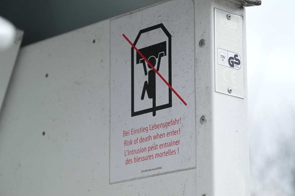 Eine Hinweisplakette an einem Container warnt davor, in das Behältnis einzusteigen.