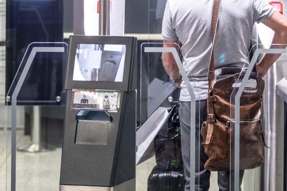 Keine bombige Idee! Diese Aussage am Flughafen hat für einen Reisenden spürbare Folgen