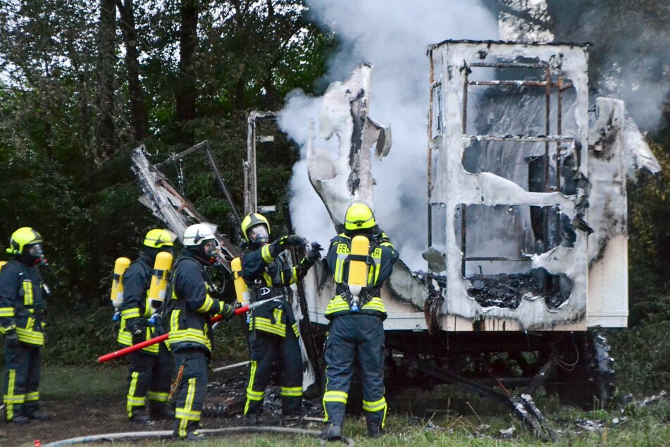 Unter schwerem Atemschutz bekämpften die Feuerwehrleute den Brand.