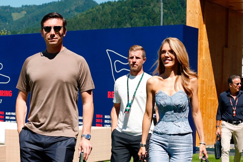 Junto a su amigo Mark Mateschitz (33, izq.), Victoria Swarovski (31) llegó al paddock de la Fórmula 1.