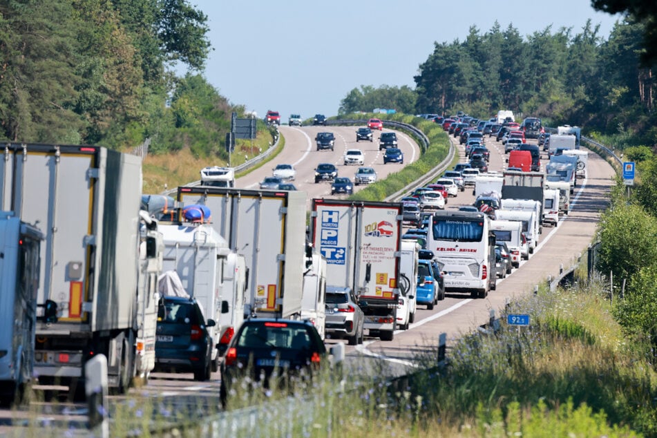 Zum Start der Sommerferien müssen Autofahrer rund um Köln mit langen Staus und deutlich mehr Verkehr auf den Autobahnen rechnen. (Symbolbild)