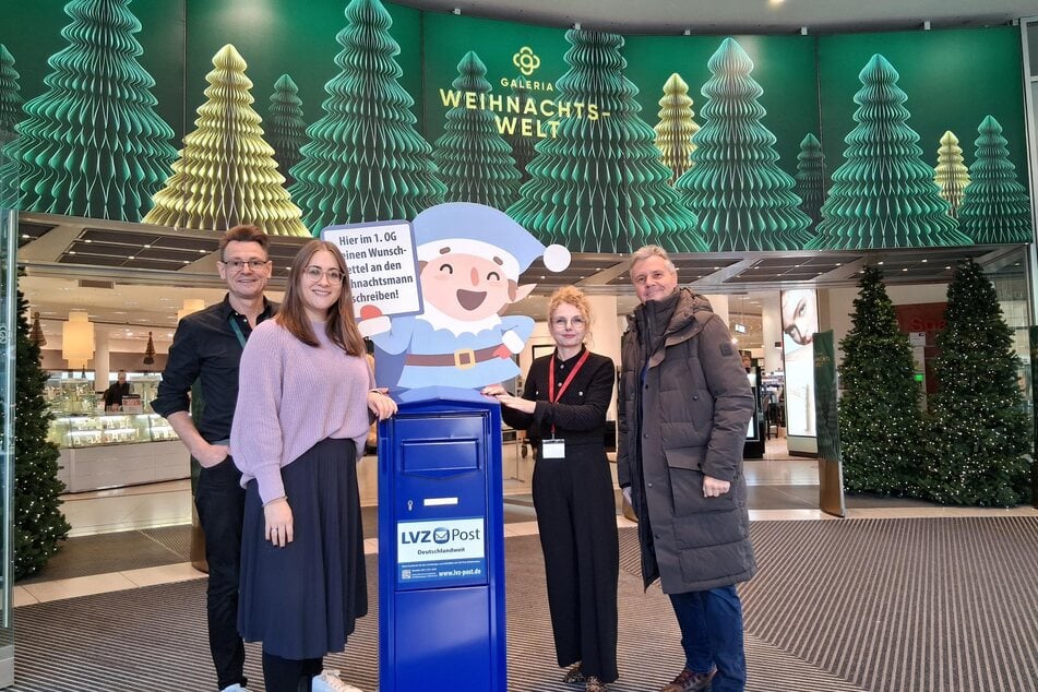 V.l.n.r.: Klaus Burkhardt (Leitung Warenservice/ Visuelles Marketing GALERIA Leipzig), Friederike Berzau (Mitarbeiterin Marketing LVZ Post), Barbara Blank (Geschäftsführerin GALERIA Leipzig) und Dr. Walter Ebert (Marktamtsleiter Stadt Leipzig) brachten den blauen Briefkasten vorbei.