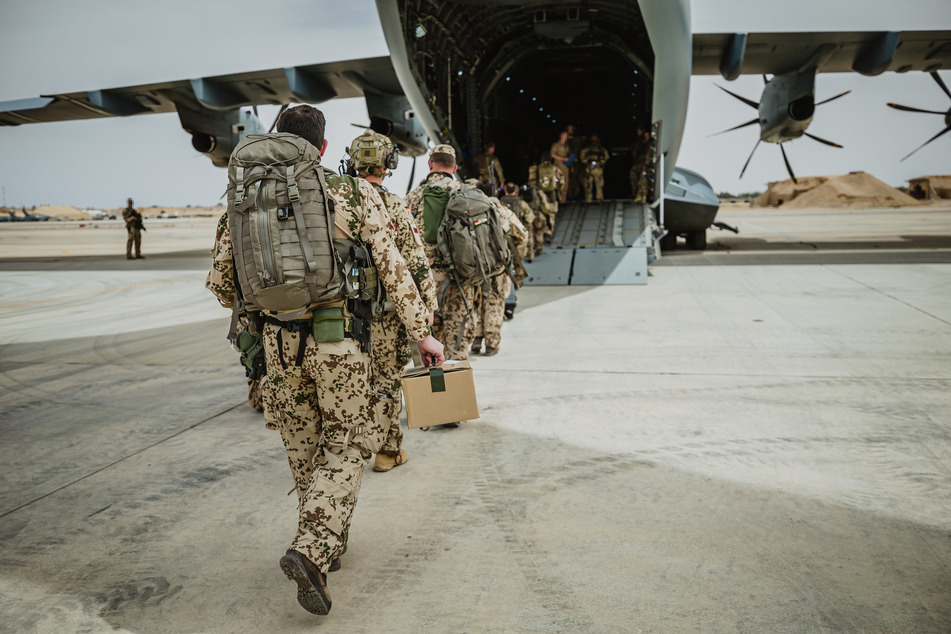 Die Soldaten der Bundeswehr sind nach ihrem erfolgreichen Einsatz im Sudan wieder auf deutschem Boden gelandet. Von diesem Luftwaffenstützpunkt in Jordanien evakuierten sie mehr als 700 Menschen.