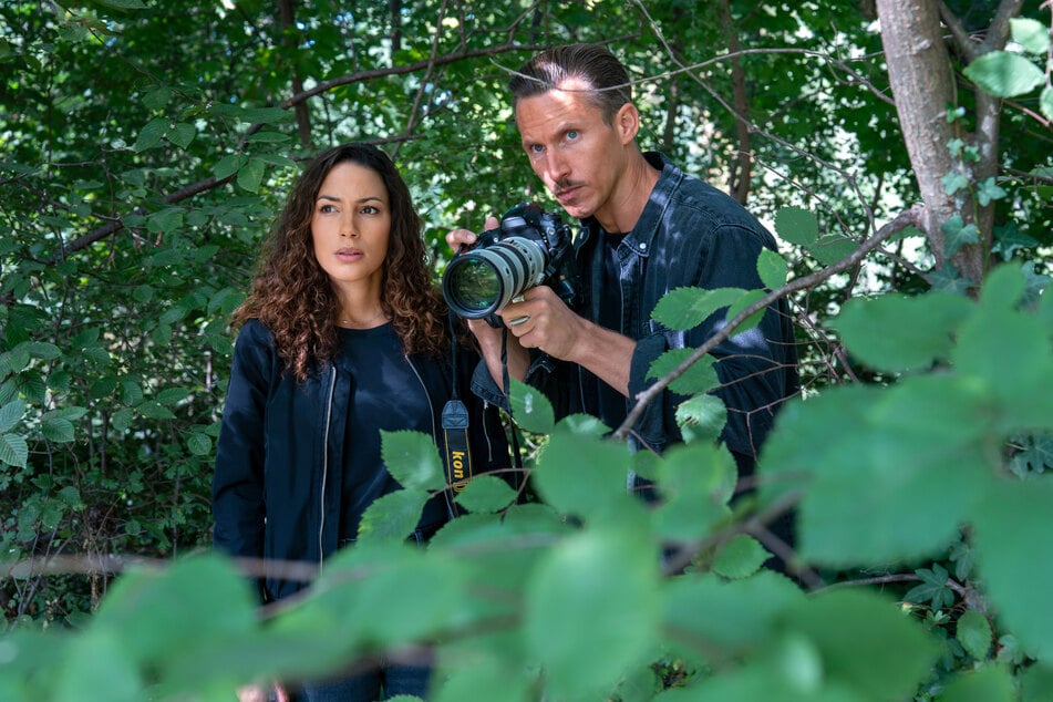 Kim Nowak und Moritz Brenner (Johannes Hendrik Langer, 41) observieren Brian Haller.