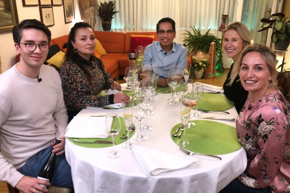 "Das perfekte Dinner": Kandidatin Nihal muss sich bei der Nachspeise vor Ekel "schütteln"