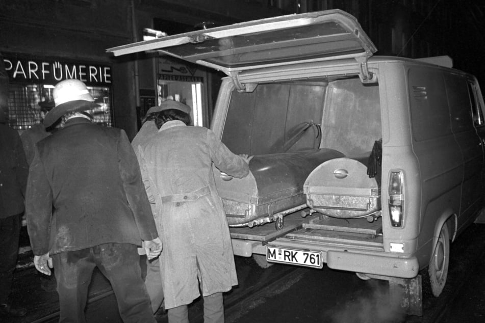Die Särge der Opfer des Brandanschlags 1970 werden in einen Wagen getragen. (Archivbild)